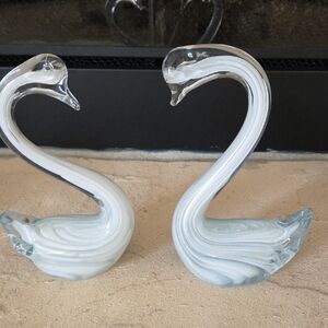 Elegant Glass Swan Figurines - White and Clear